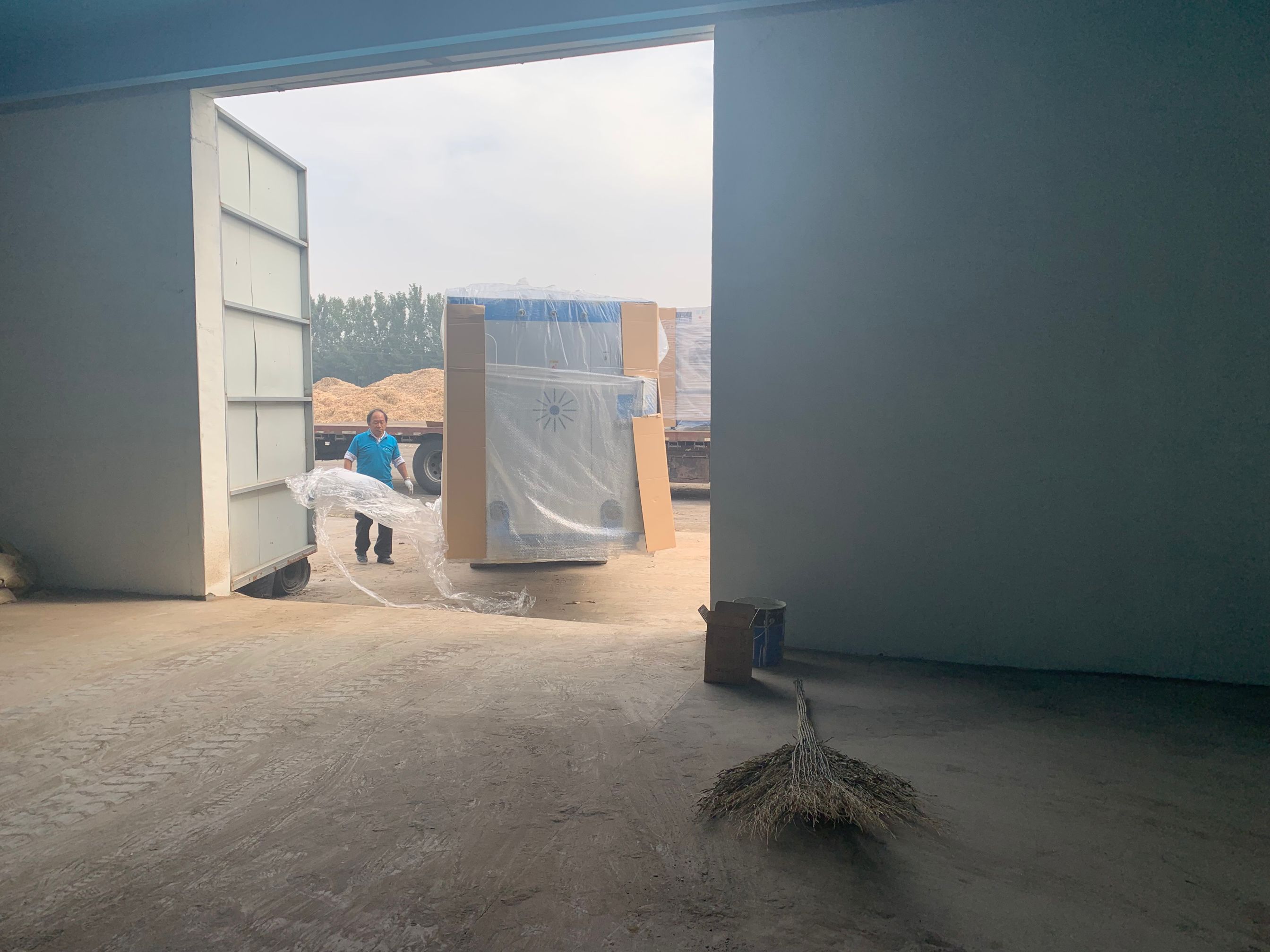 洗衣房洗滌設備送貨現場圖片